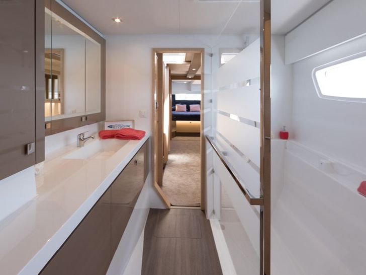 Fountaine Pajot Saona 47 Bathroom