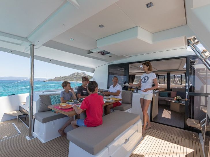 Fountaine Pajot Saona 47 Cockpit Fountaine Pajot Saona 47 Cockpit