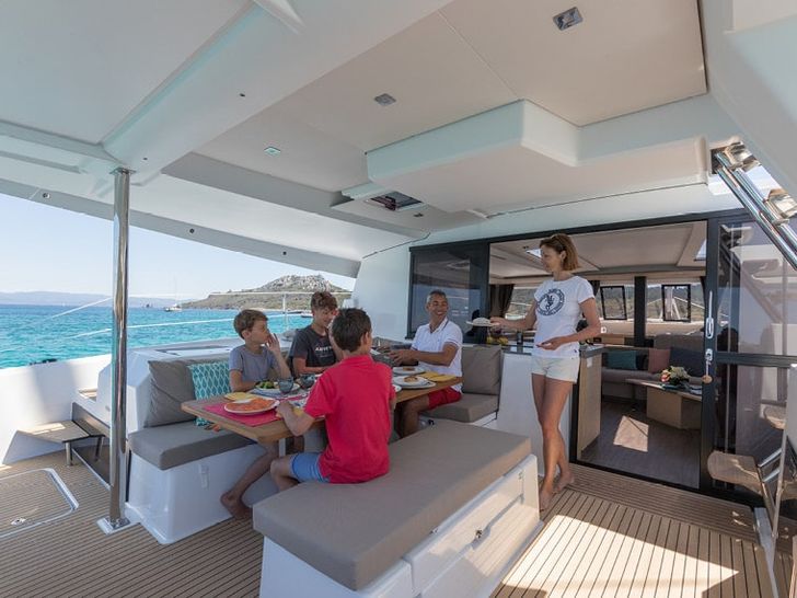 Fountaine Pajot Saona 47 Cockpit