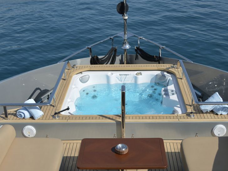 FUNKY CHOICE Jacuzzi FUNKY CHOICE Jacuzzi