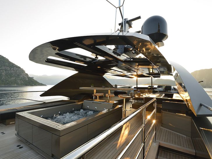 Flybridge with Jacuzzi Flybridge with Jacuzzi