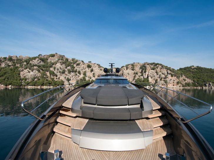 Foredeck Sunbathing Area Foredeck Sunbathing Area