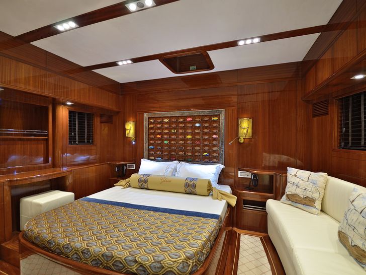 GLORIOUS II Cabin