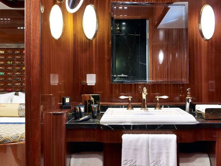 GLORIOUS II Bathroom