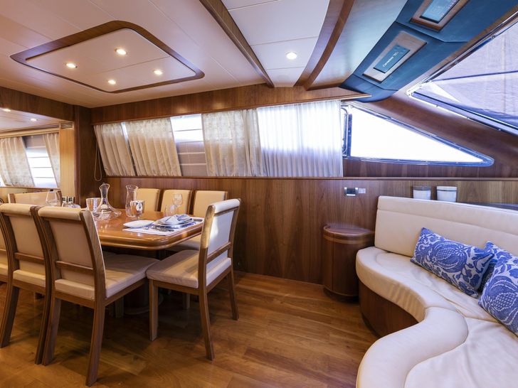GORGEOUS - Canados 23 m,saloon and indoor dining