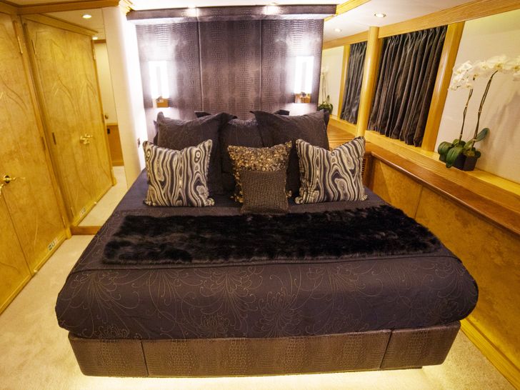 GRAND ILLUSION Palmer Johnson 137 Luxury Superyacht VIP Cabin GRAND ILLUSION Palmer Johnson 137 Luxury Superyacht VIP Cabin
