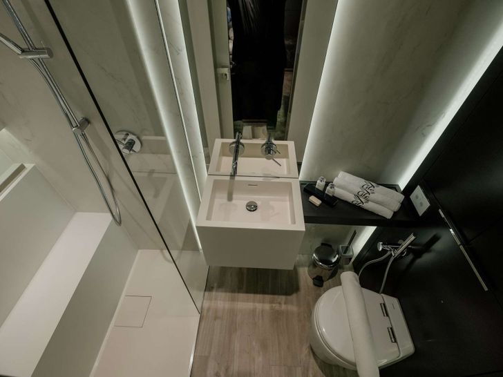 bathroom bathroom