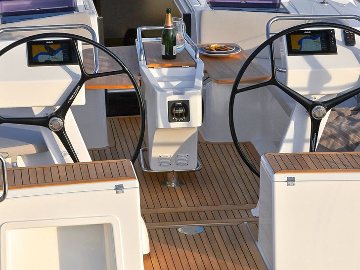 Hanse 455 Twin Helms