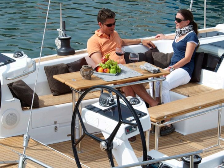 Hanse 575 Dining 