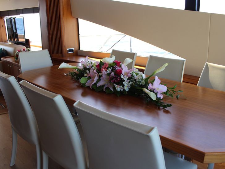 HAYAT Sunseeker 22m Dining HAYAT Sunseeker 22m Dining