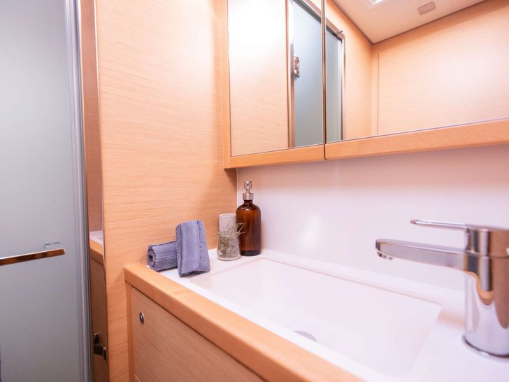 HEAVENLY Lagoon 620 - Guest Cabin Head HEAVENLY Lagoon 620 - Guest Cabin Head