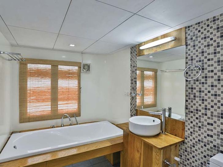 HL 33 - Shower/Toilet HL 33 - Shower/Toilet