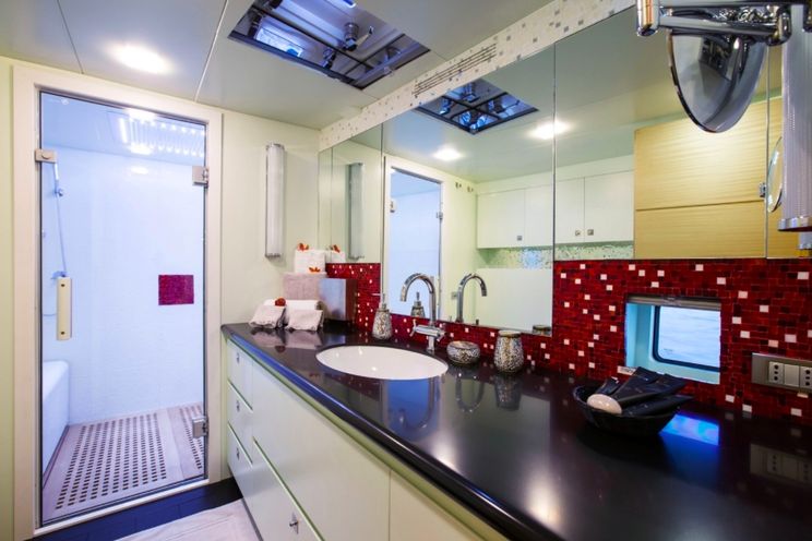 Charter Yacht HUTIANE - 31m Cuneo Marine - 4 Cabins - Monaco - Cannes - St Tropez