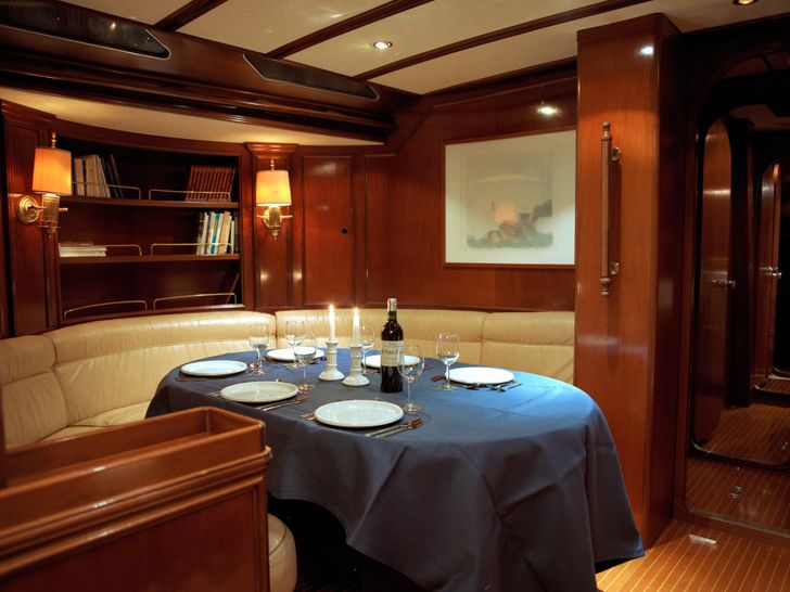 Ichiban Swan 70 salon dining Ichiban Swan 70 salon dining