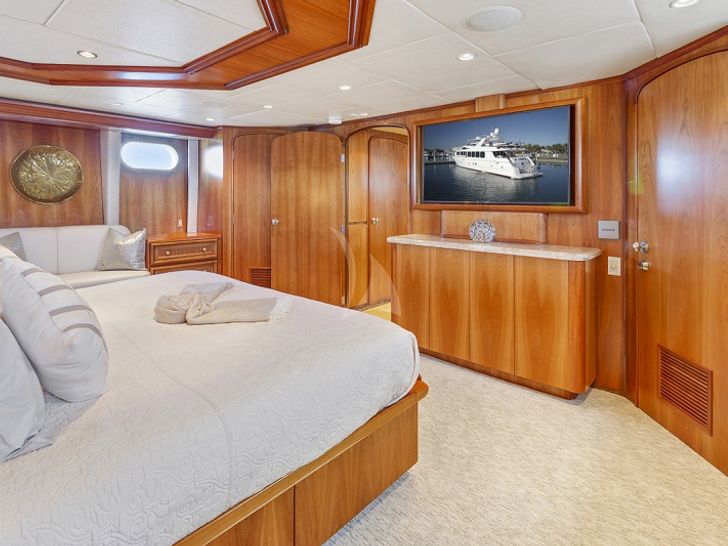 IL CAPO Broward Marine 119 master cabin