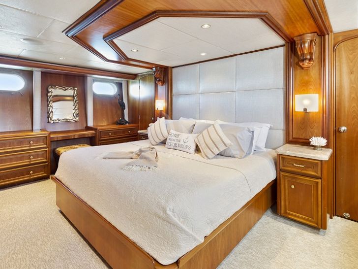 IL CAPO Broward Marine 119 master cabin IL CAPO Broward Marine 119 master cabin