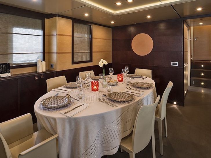 INDIAN Cantieri di Pesaro 26m Motoryacht Salon Dinner Table INDIAN Cantieri di Pesaro 26m Motoryacht Salon Dinner Table