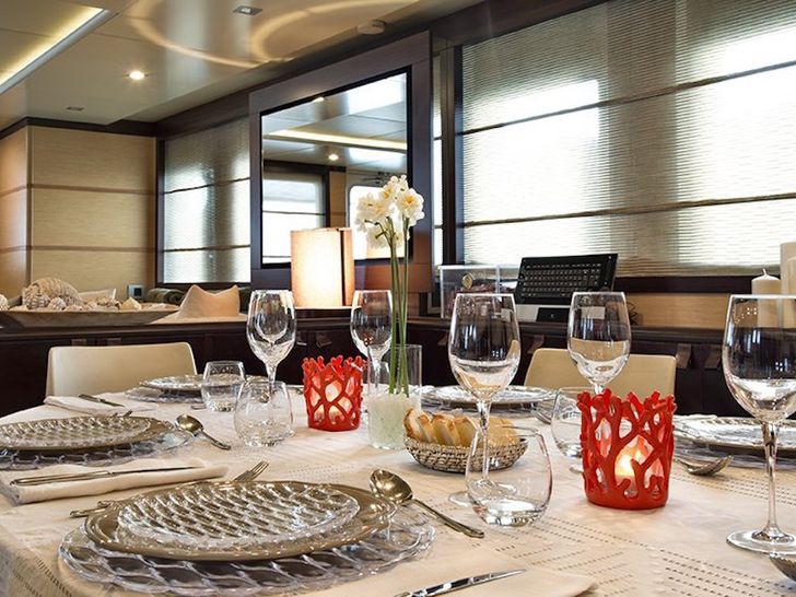 INDIAN Cantieri di Pesaro 26m Motoryacht Dining Table