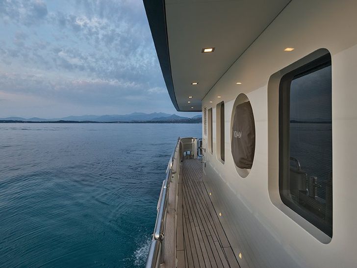 INDIAN Cantieri di Pesaro 26m Motoryacht Walkway