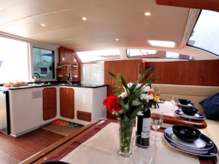 Island Spirit 38 - Galley and Salon