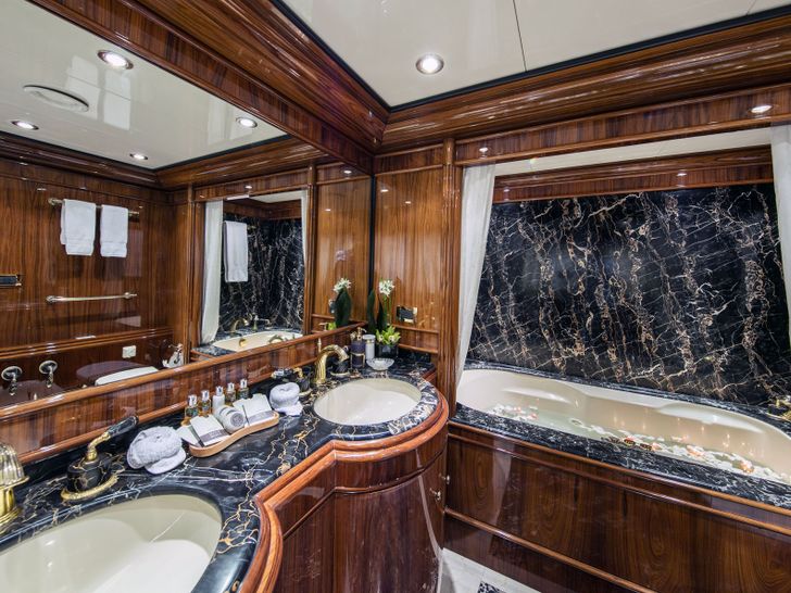 JAAN Intermarine SPA 138 Master En Suite JAAN Intermarine SPA 138 Master En Suite