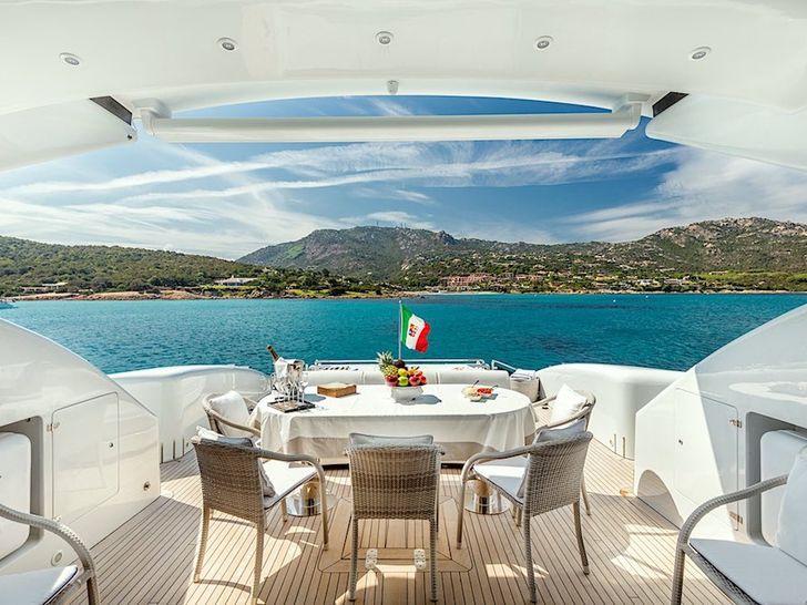 JAJARO Tecnomar Velvet 100 - aft deck dining area JAJARO Tecnomar Velvet 100 - aft deck dining area