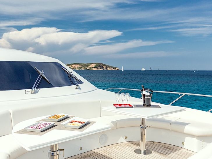 JAJARO Tecnomar Velvet 100 - foredeck seating area JAJARO Tecnomar Velvet 100 - foredeck seating area
