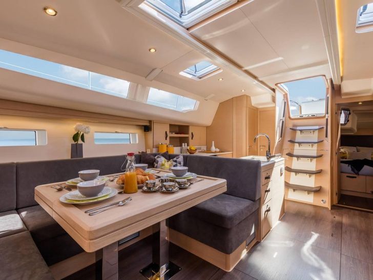 Jeanneau 51 Dining Jeanneau 51 Dining