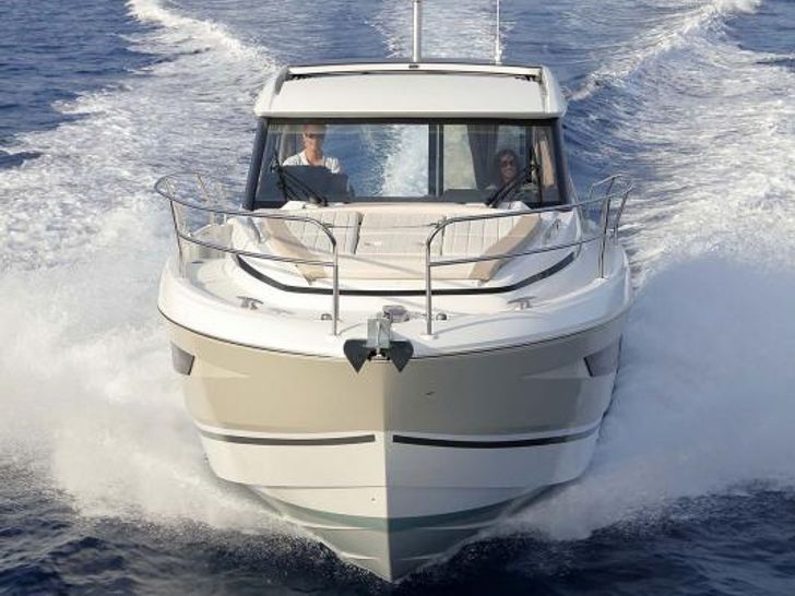 Jeanneau Power NC 33 Front Jeanneau Power NC 33 Front