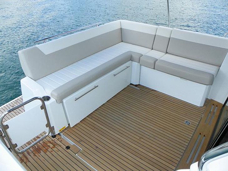 Jeanneau Power NC 33 Deck