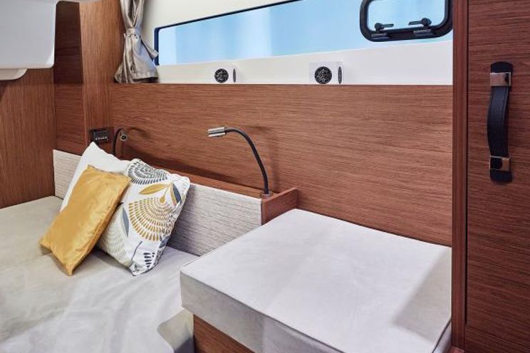 Charter Yacht Jeanneau Power NC 33 - 2 Cabins - 2019 - Annapolis