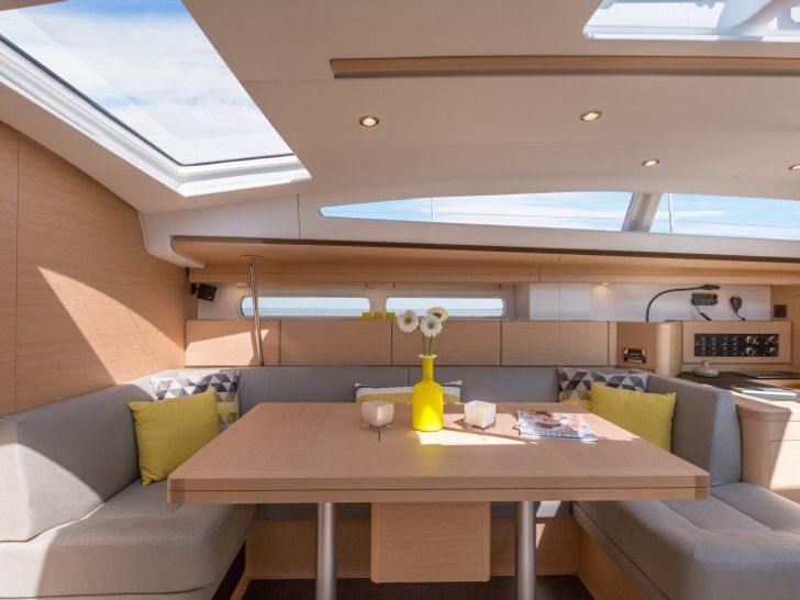 JEANNOUS Jeanneau 57 Dining JEANNOUS Jeanneau 57 Dining