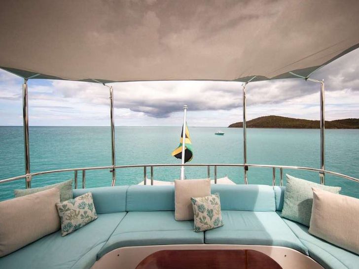 JUST ENOUGH Motor Yacht Lounging