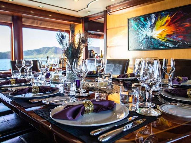 JUST ENOUGH Motor Yacht Dining