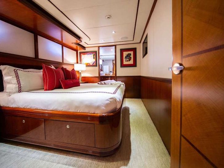 JUST ENOUGH Motor Yacht Suite 