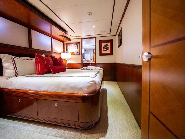 JUST ENOUGH - Custom Yacht 140,queen cabin 2 JUST ENOUGH - Custom Yacht 140,queen cabin 2