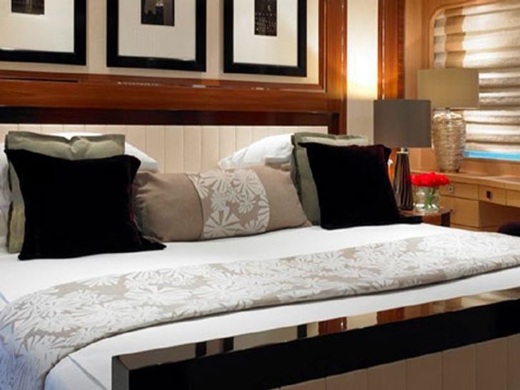 KATHLEEN ANNE Feadship SL39 - master cabin bed KATHLEEN ANNE Feadship SL39 - master cabin bed