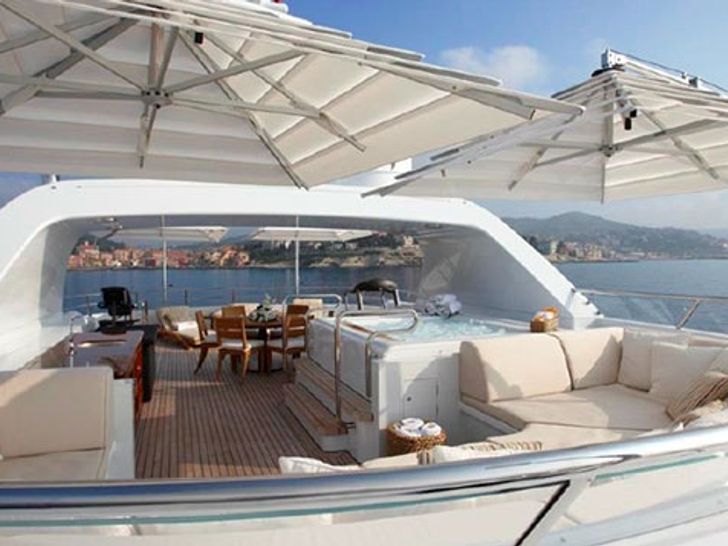 KATHLEEN ANNE Feadship SL39 - flybridge KATHLEEN ANNE Feadship SL39 - flybridge