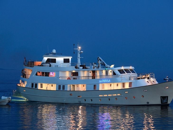 LA PERLA side view night LA PERLA side view night