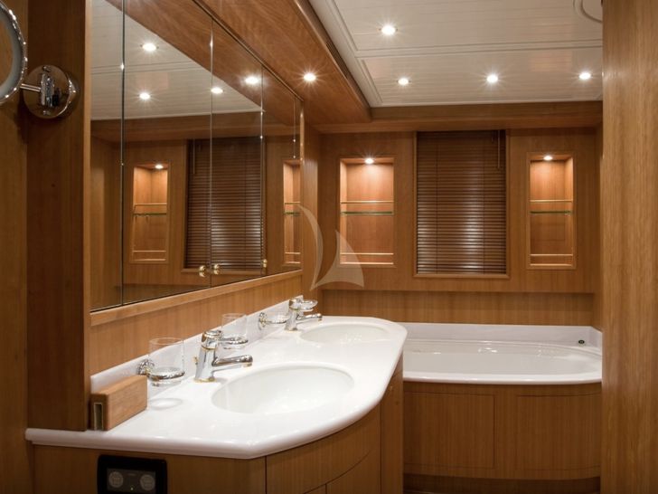 Master ensuite Master ensuite