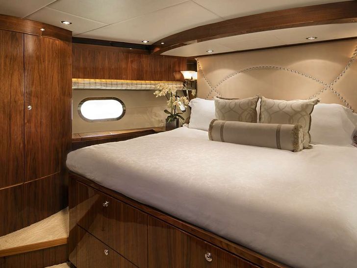 LADY DEENA II Hargrave 101 Luxury Motoryacht VIP Cabin