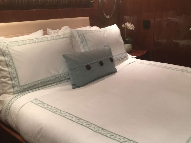 LADY DEENA II Hargrave 101 Luxury Motoryacht Guest Cabin LADY DEENA II Hargrave 101 Luxury Motoryacht Guest Cabin