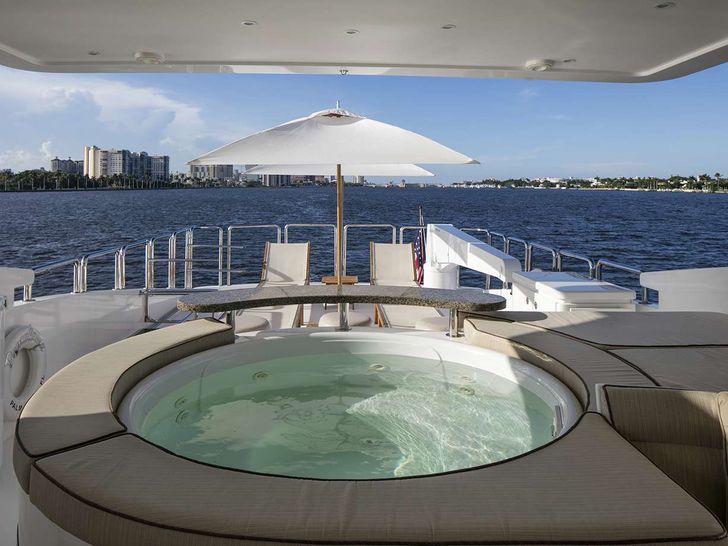 LADY DEENA II Hargrave 101 Luxury Motoryacht Jacuzzi LADY DEENA II Hargrave 101 Luxury Motoryacht Jacuzzi