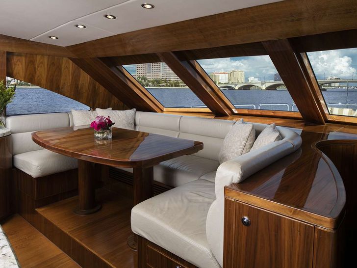 LADY DEENA II Hargrave 101 Luxury Motoryacht Dining LADY DEENA II Hargrave 101 Luxury Motoryacht Dining