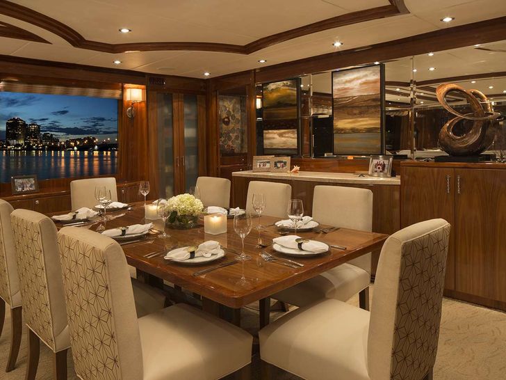 LADY DEENA II Hargrave 101 Luxury Motoryacht Dining LADY DEENA II Hargrave 101 Luxury Motoryacht Dining