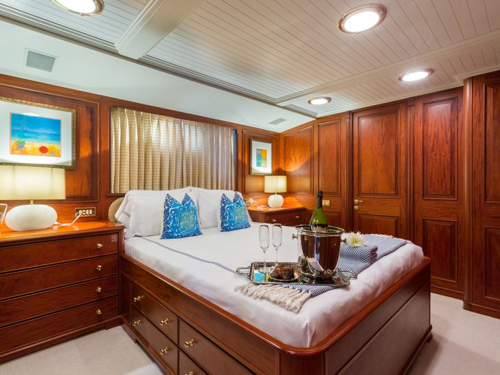 LADY J Guest Cabin LADY J Guest Cabin