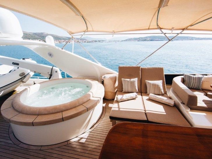 LADY LONA Amer 86 - flybridge jacuzzi LADY LONA Amer 86 - flybridge jacuzzi