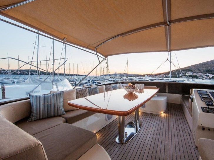 LADY LONA Amer 86 - flybridge seating or dining area LADY LONA Amer 86 - flybridge seating or dining area