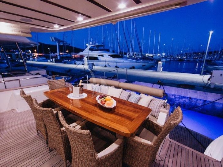 LADY LONA Amer 86 - alfresco dining area LADY LONA Amer 86 - alfresco dining area