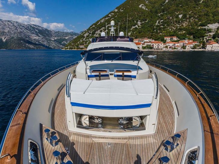 LADY MURA Dominator 29m - foredeck lounge and sunbathing area LADY MURA Dominator 29m - foredeck lounge and sunbathing area